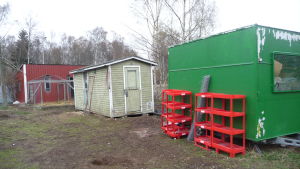 Några av de fallfärdiga byggnaderna på hundgården i Vöråstan i Vasa. - (Copyright: Yle/Joni Kyheröinen) Några av de fallfärdiga byggnaderna på hundgården i Vöråstan i Vasa.