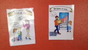 Små vänliga ord kan betyda så mycket. Det är viktigt att vara artig mot varandra påminner dessa lappar i Österby skola oss om.