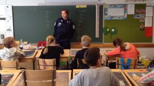 Skolpolisen Camilla Fri-Bergström trivs med sitt arbete. Eleverna i årskurs fyra i Österby skola lyssnar noggrannt på skolpolisen Camilla Fri-Bergström.
