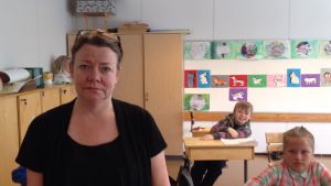 Skolan följer ständigt med ifall det förekommer mobbning, säger vice rektor Marie-Louise Sandberg. Vice rektor Marie-Louise Sandberg i Österby skola i Raseborg.