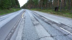 Om en väg finns inom stomnätet prioriteras underhållet. (Arkivbild av riksväg 25). Gropar på lappad väg.