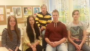 Rektor Stefan Kula tillsammans med från vänster: Felicia Willman, Josefin Lassander, Joni Takala och Oliver Fellman rektor stefan kula tillsammans med elever i Topeliusgymnasiet i Nykarleby