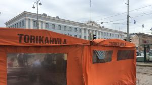 Det finns de som vurmar för de orange torgstånden. Medlemmarna av stadsplaneringsnämnden hör inte till dem. salutorget i Helsingfors