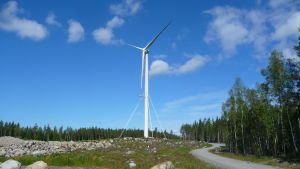 Vindmöllan i Sundom har stått här sedan 2011 och följer den förordning om vilka riktvärden som gäller för buller från vindkraftverk som rådde då. År 2015 kom en ny förordning som sänkte riktvärdena till 45 decibel dagtid och 40 decibel nattetid. Enligt Vasa stads mätningar från 2018 överskrids riktvärdena nattetid med ett par decibel. Vindmöllan i Sundom.