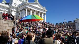 Den 27 juni arrangeras den årliga prideparaden i Helsingfors. Helsingfors pride år 2014 samlade ett stort antal personer på Senatstorget.