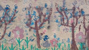 "Gasa araberna" stod det på hebreiska på Shuhada Street Kindergartens vägg. Så dagisbarnen målade över klottret med blommor Det stod "Gasa araberna" på Shuhada Street Kindergartens vägg i Hebron. Så dagisbarnen målade över klottret med blommor.