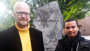 Joonatan Pitkänen ja Murtuneet mielet -tietokirjailija Ville Kivimäki Väinö Linnan haudalla.