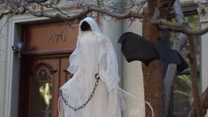 Ännu firas Halloween hos oss som i USA. Halloweendekorationer i Brooklyn