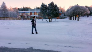 Göran Backman utanför Centrumskolan i Oravais. Göran Backman vid Centrumskolan
