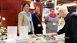 Turistsekreteraren och medlemmar i Vireä Strömfors på mässa i Helsingfors. Lovisa stad och Strömfors bruk på mässa i Helsingfors.