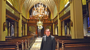 Enligt Martin Fagerudd kommer kyrkan att behålla sitt utseende trots att tekniken förnyas. Kyrkoherde Martin Fagerudd i Sankt Lars kyrka.