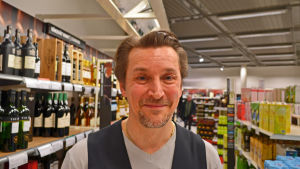 Ralf Winkler är butikschef på Alko i Hertonäs. Ralf Winkler är butikschef för Alko i Hertonäs.
