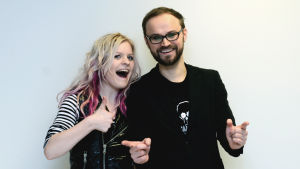 Lasse Turunen och Henna Helasvuo från bandet Pihka ja myrsky. Pihka ja Myrsky mot en vit vägg.