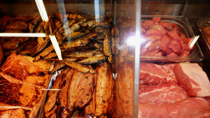 Via maten kan vi tillgodose vårt jodbehov. Fisk och annat från havet innehåller naturligt jod, medan animaliska produkter även har jod p.g.a. det jodberikade foder korna äter. Kött och fisk.