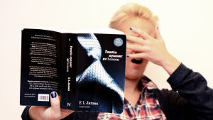 Storsäljaren "50 Shades of Grey" fick sin början som fan fiction om vampyrböckerna "Twilight". Boken Femtio nyanser av honom i förgrundne och Fredrika Lindholm chockerad i bakgrunden.