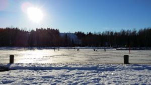 Vill du ha den här utsikten vid middagen? Pilkare sitter på Borgå å vintertid.