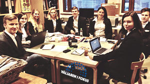 Styrelsemedlemmarna i Merkantila Klubben valde ut de bästa bland de inlämnade frågorna, från vänster Teemu Laine, Emma Lindroos, Erika Degerman, Rebecca Barck, Anders Solvin, Elin Kneck, Sanni Peltonen och Niklas Granholm. Merkantila Klubben, Teemu Laine, Emma Lindroos, Erika Degerman, Rebecca Barck, Anders Solvin, Elin Kneck, Sanni Peltonen och Niklas Granholm.