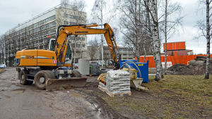 I säckarna som tillverkas i Kotka säljs till exempel cement och betong. Om säckarna på bilden kommer därifrån är svårt att säga. Arkivbild från metrobygget i Esbo 2015. Grävskopa utanför metrobygget i Ängskulla