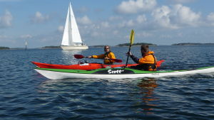 Henric Öhman och Linus Söderlund paddlar i Nagu skärgård Henric Öhman och Linus Söderlund paddlar i Nagu skärgård