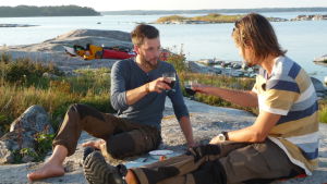 Linus Söderlund och Henric Öhman Henric Öhman och Linus Söderlund äter mat i Nagu skärgård