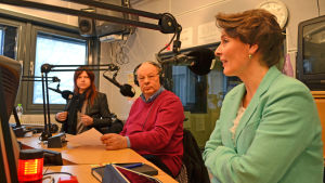 Från vänster till höger: Lilja Tamminen (Grön, Helsingfors), Seppo Kanerva (Sannf, Helsingfors) och Anne Berner (C ob., Nyland) i Morgonöppets studio för att debattera byråkrati. Från vänster till höger: Lilja Tamminen (Grön, Helsingfors), Seppo Kanerva (Sannf, Helsingfors) och Anne Berner (C ob., Nyland) i Morgonöppets studio för att debattera byråkrati.