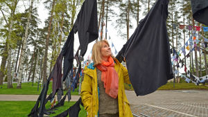 Maria Didrichsen är intendent på Didrichsens konstmuseum. Intendent Maria Didrichsen beundrar konstverket.