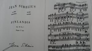 Noterna till Sibelius Finlandia tryckt på silkestyg Noterna till Sibelius Finlandia tryckt på silkestyg