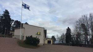 Ska Päivärinteen koulu få fortsätta eller inte? Svaret är inte självklart för alla kommunalvalskandidater. Den finskspråkiga skolan Päivärinteen koulu i Sjundeå