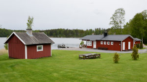 Gamla bastun till vänster, nybygget från år 2000 till höger. Labbnäs gamla och nya bastu.