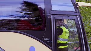 Snart börjar matchen. Men anhängarna sitter i bussen.. Ordningsman på HIFK-supportrars buss före match i Lahtis
