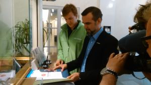 Protestlistan överlämnades vid lunchtid. Greenpeace informatör Juha Aromaa överlämnar protestlista mot Fennovoima till Arbets- och näringsministeriet.