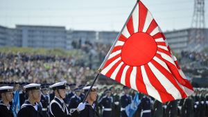Flaggan med den uppåtgående solen på en militärparad i Tokyo 2013. Flaggan med den uppåtgående solen på en militärparad i Tokyo 2013.