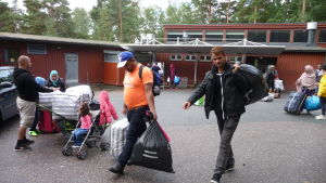 Flyktingar kommer från andra förläggningar till Mjölbolsta. Bilden är från Åbo. Asylsökande i lägergården Heinänokka.