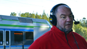 Anders Rosenqvist är rektor i Granhultsskolan. Anders Rosenqvist besöker Morgonöppet på Grankulla station.