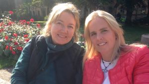Susanne och Helena tror att folk går till jobbet sjuka på grund av karensdagen. Susanne och Helena tror att folk går till jobbet sjuka på grund av karensdagen.