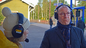 Carina Bruun intervjuar Torsten Widén på Grankulla station.. Carina Bruun intervjuar Torsten Widén på Grankulla station.