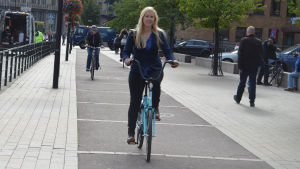 Reetta Keisänen är cykelkoordinator på Helsingfors stad. Här vid Elielplatsen tömde bussarna tidigare ut passagerare rakt på cyeklvägen, men nu har staden äntligen satt upp ett staket. Bussarna kör dock så vårdslöst att staketet måste repareras direkt. Reetta Keisänen är cykelkoordinator vid Helsingfors stad. Elielplatsen är problematisk för cyklister.