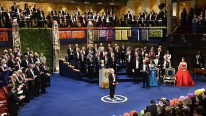 Nobelpristagarna får den 10 december ta emot sin medalj ur kungens hand i Konserthuset i Stockholm. 2014 delades Nobelpriset i fysik ut till japanska Isamu Akasaki. Nobelpriset i fysik delas ut till japanska Isamu Akadaki 2014 i Konserthuset i Stockholm.