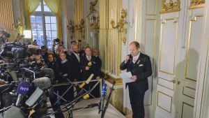 Svenska Akademiens förra ständiga sekreterare Peter Englund kungör Nobelpriset i Litteratur 2014 på Börshuset i Stockholm. I år blir det Sara Danius uppgift att meddela den samlade presskåren. Svenska Akademiens ständige sekreterare Peter Englund kungör Nobelpriset i Litteratur 2014 på Börshuset i Stockholm.