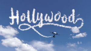 Pikkukopteri lentää ja piirtää Hollywood-tekstin taivaalle.