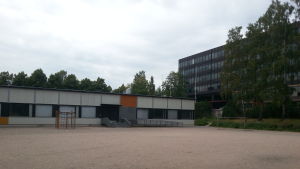 Hoplaxskolan i Helsingfors förbjuder inte längre de yngsta eleverna att cykla till skolan. Baracker vid Hoplaxskolan.