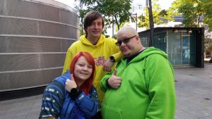 Kolme kovaa: Helmi Petäjä, Michael Wikberg ja Jarno Paavola. Kuningaskuluttajan Kolme kovaa testatut älykellot ranteissaan.