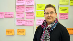 Tarja Pentilä tror att också folk utanför huvudstadsregionen blir liberalare om ekonomin tar en positiv vändning. Tarja Pentilä är senior consultant vid TNS-gallup som undersökt finländarnas attityder. Helsingforsarna blir bara liberalare, resten av landet bara konservativare.