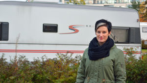 Miljön vid Rastböle camping är urban. Havet och naturen ligger ändå alldeles intill. Om campingen flyttar kommer Terhi Paarnio att sörja den förlorade metroförbindelsen. Terhi Paarnio är chef för Rastböle camping som kanske måste flytta snart.