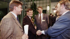 EU-kansanäänestyksen tuloksien seuranta Isossa Pajassa 1994. Timo Soini, Paavo Väyrynen, Esko Seppänen, Toimi Kankaanniemi ja Erkki Pulliainen. EU-kansanäänestyksen seurantaa Isossa pajassa 1994.