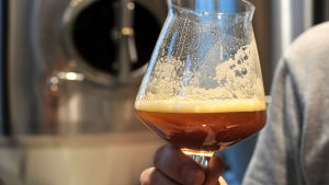 Den nya lagen ska förbättra småbryggeriernas förutsättningar. Ett glas med halvjäst öl.