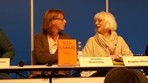 Gunilla Hemming och Birgitta Ulfsson i mässpanelen. här går det under! caterina stenius historik över lilla teatern i helsingfors. 2015., Gunilla Hemming och Birgitta Ulfsson.