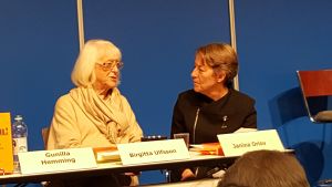 Birgitta Ulfsson och Janina Orlov. här går det under! caterina stenius historik över lilla teatern i helsingfors. 2015., Birgitta Ulfsson och Janina Orlov.