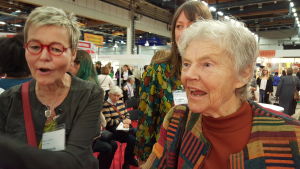 Susanna Ginman med sin mor Märta Tikkanen. Susanna Ginman med sin mor Märta Tikkanen på bokmässan i Helsingfors 2015.