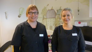 Stina Lähteenmäki och Jessica Strand. Läkare Stina Lähteenmäki och bioanalytiker Jessica Strand